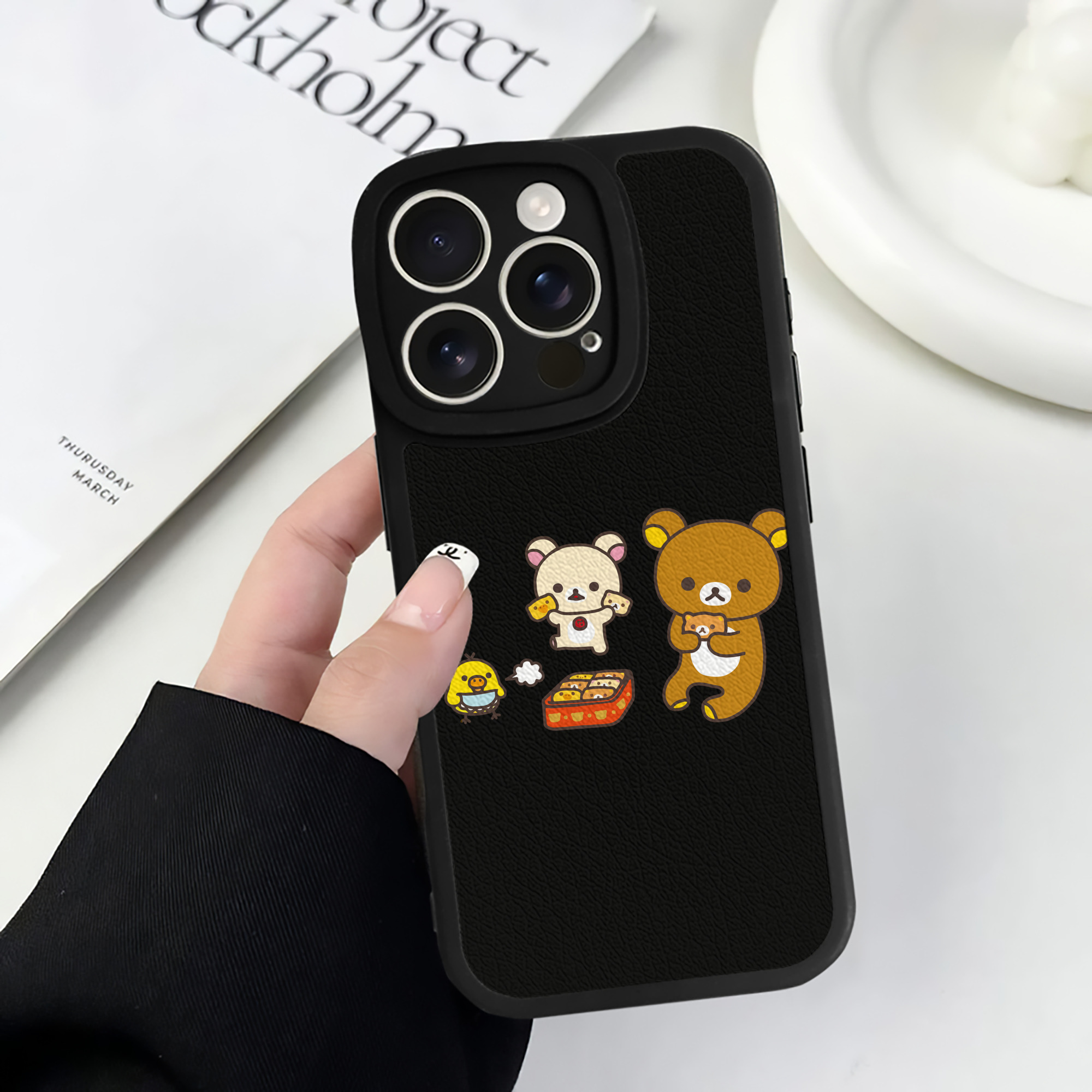 （画像用） リラックマ リラックマ キイロイトリ Rilakkuma Korilakkuma Kiiroitori 【iPhone 16シリーズ対応】シリコンスマホケース（レザー調） 材質：シリコン